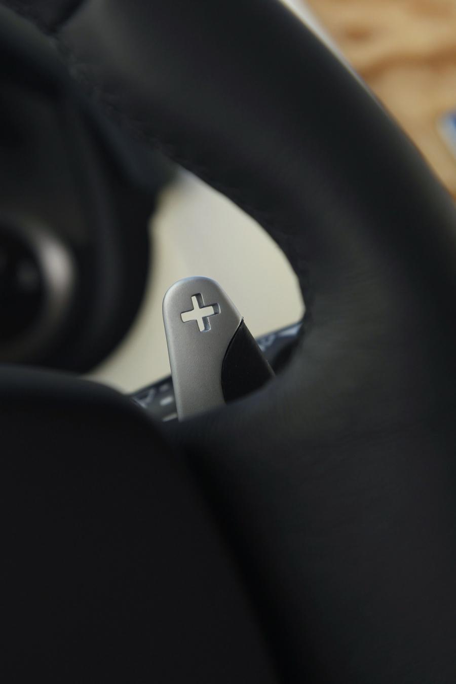 Детали интерьера Aston Martin Rapide 2010 года  (фото 3 из 190)